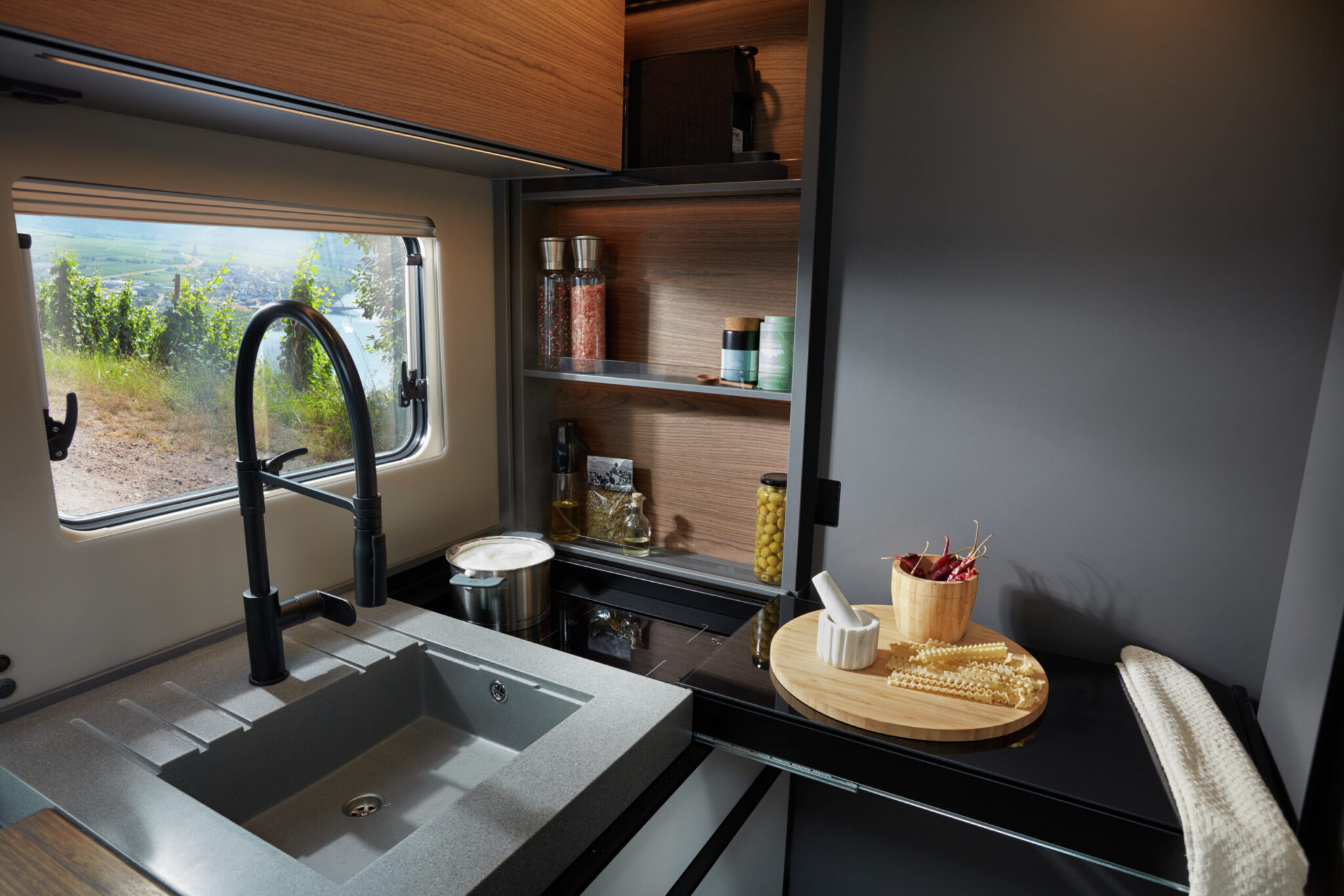 NIESMANNBISCHOFF-iSmove-Kitchen-with-induction-hob-3-2048x1366