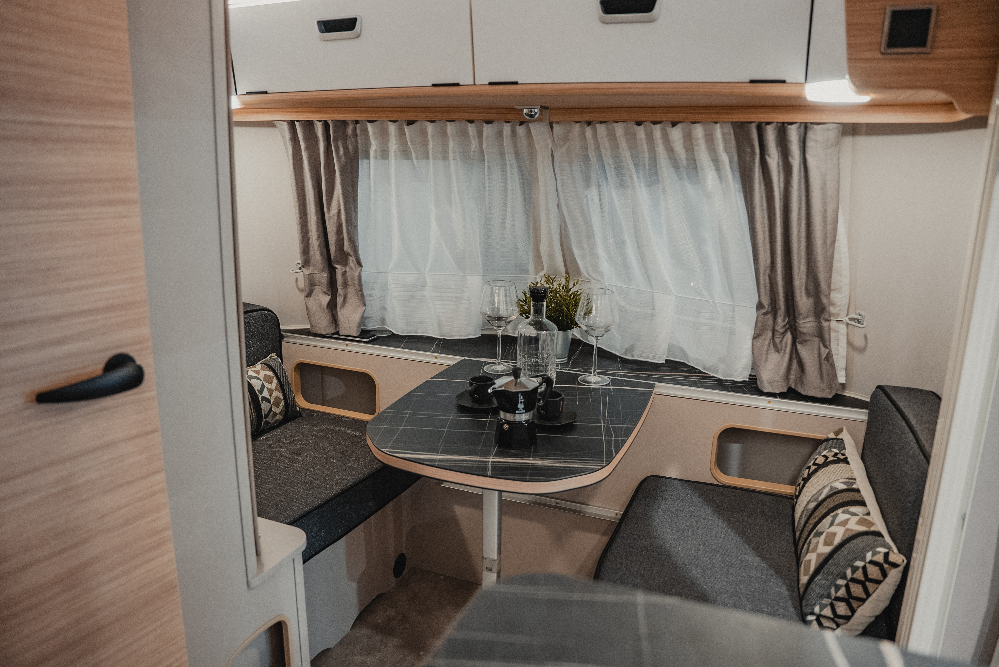 eriba_touring-silver-edition_essbereich-c-hymer-gmbh-co