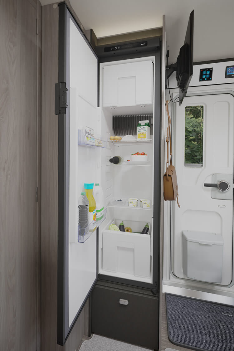 09_2026_challenger_560_fridge