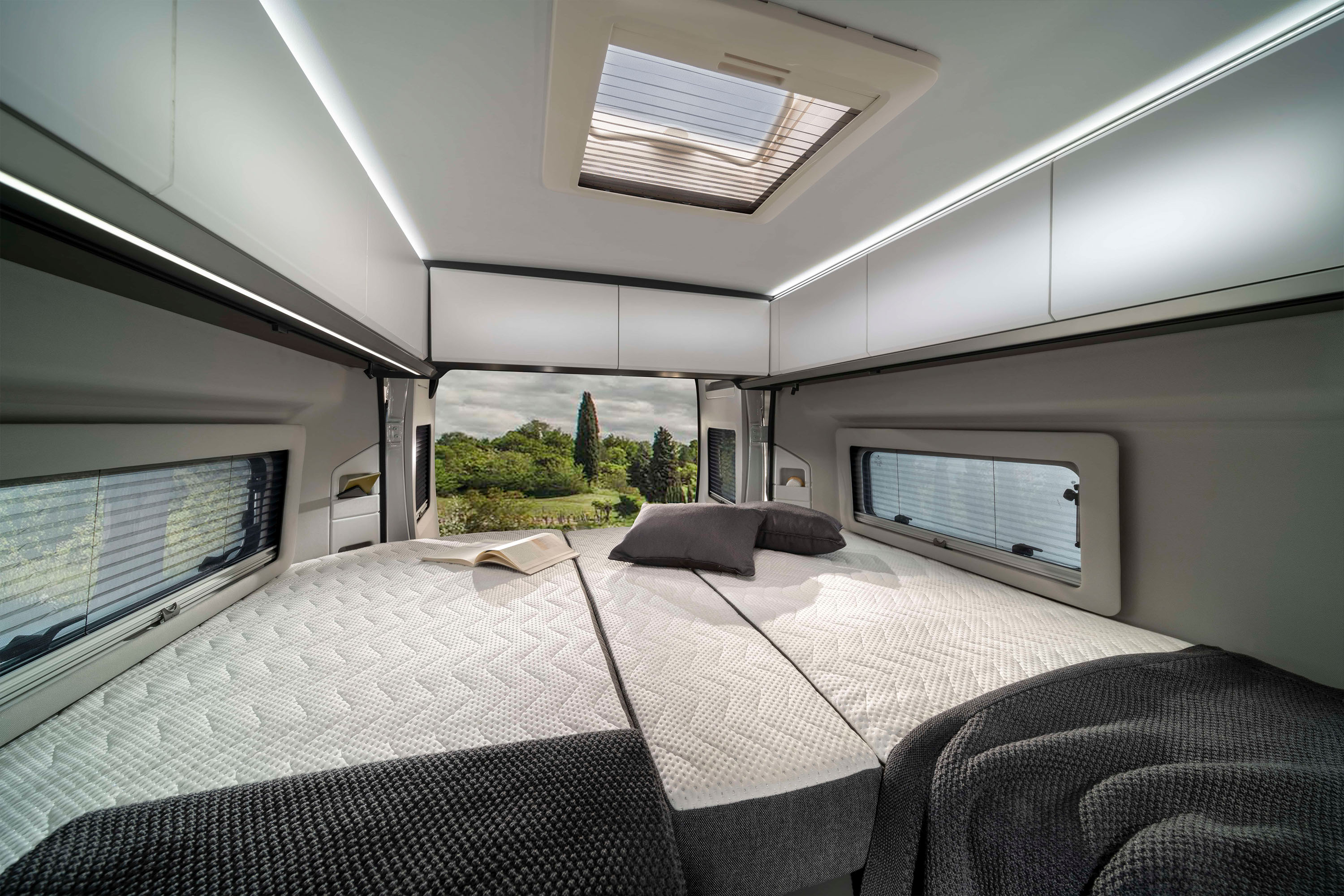1824-twin-supreme-640-slb-rear-bed-bc8-9552
